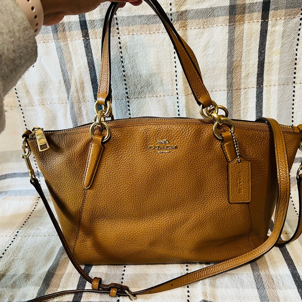 Coach Tan Pebbled Leather Tote with Gold Hardware - Picture 2 of 11